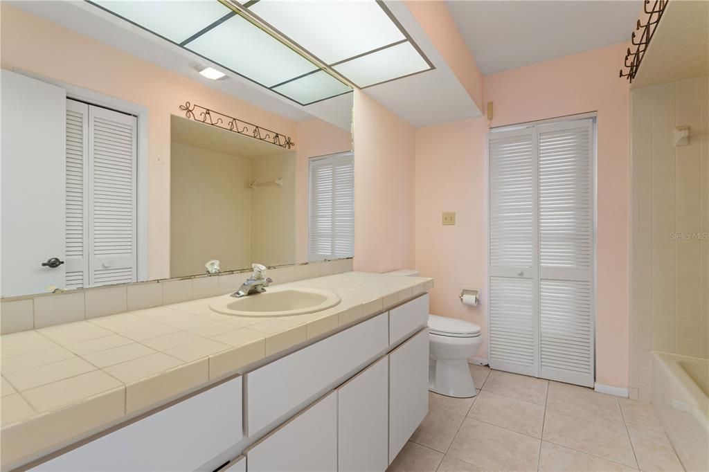 En Venta: $570,000 (3 camas, 2 baños, 2013 Pies cuadrados)