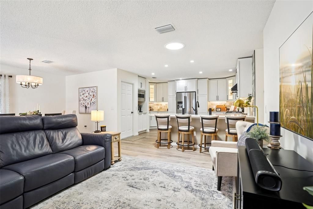 For Sale: $310,000 (2 beds, 2 baths, 1156 Square Feet)