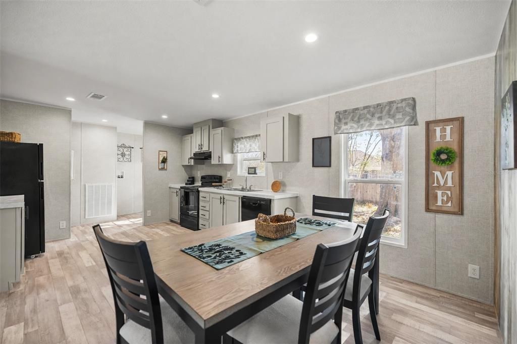На продажу: $189,999 (3 спален, 2 ванн, 1352 Квадратных фут)