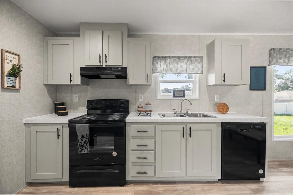 На продажу: $189,999 (3 спален, 2 ванн, 1352 Квадратных фут)
