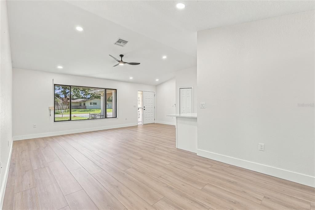 For Sale: $269,900 (2 beds, 2 baths, 1190 Square Feet)