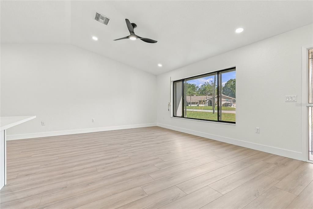 For Sale: $269,900 (2 beds, 2 baths, 1190 Square Feet)