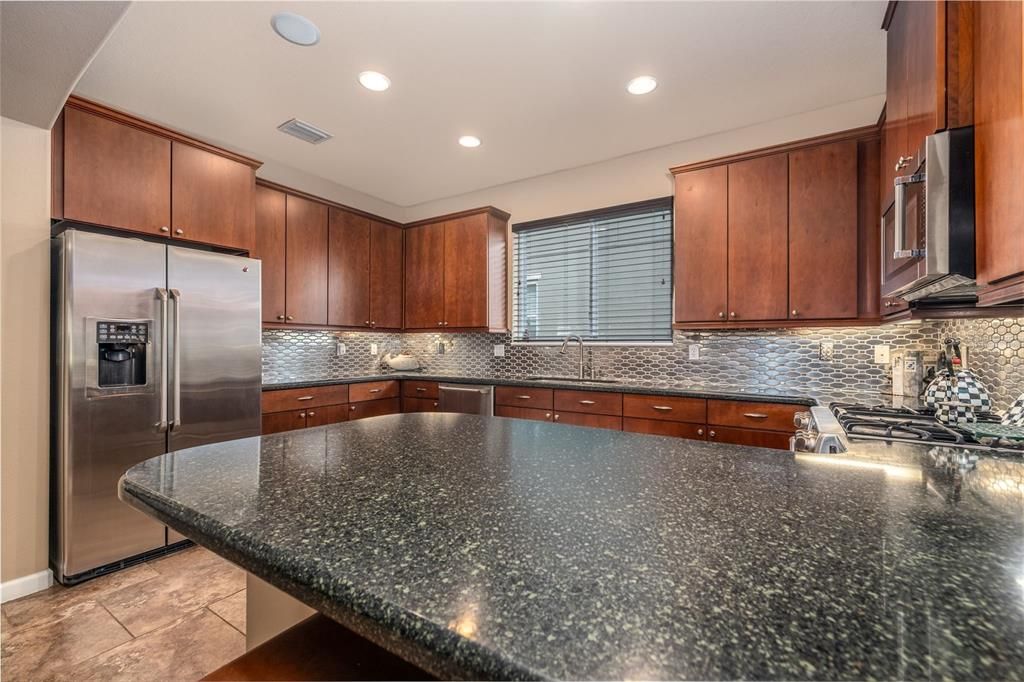 For Sale: $365,000 (2 beds, 2 baths, 1839 Square Feet)