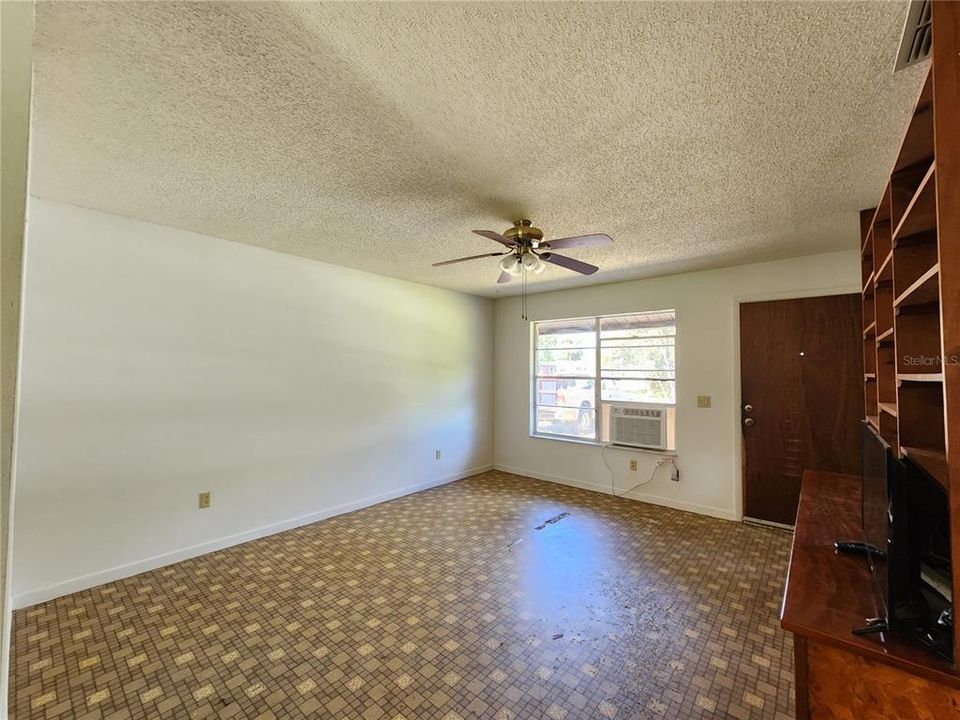 For Sale: $165,000 (3 beds, 1 baths, 1074 Square Feet)