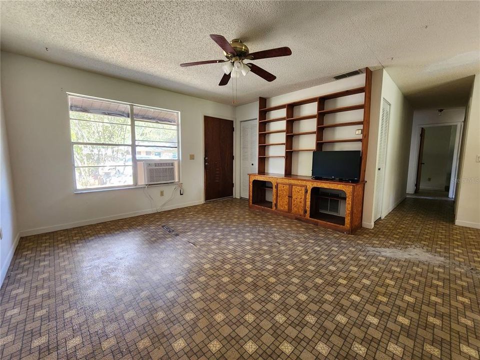 For Sale: $165,000 (3 beds, 1 baths, 1074 Square Feet)