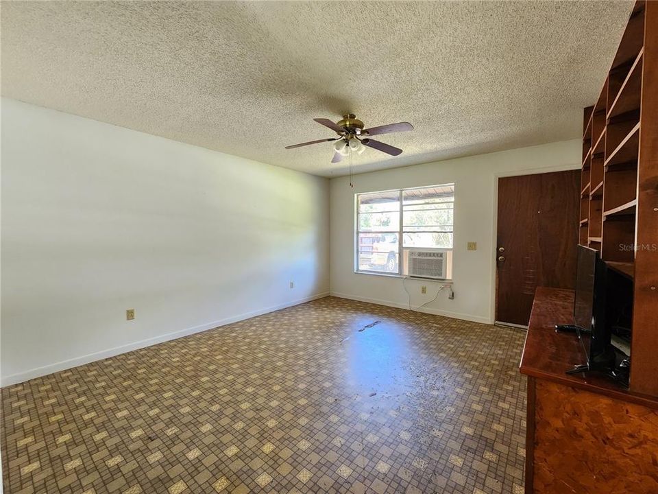 For Sale: $165,000 (3 beds, 1 baths, 1074 Square Feet)