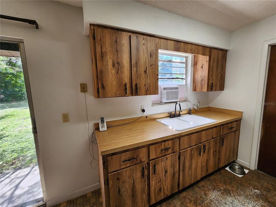 For Sale: $165,000 (3 beds, 1 baths, 1074 Square Feet)