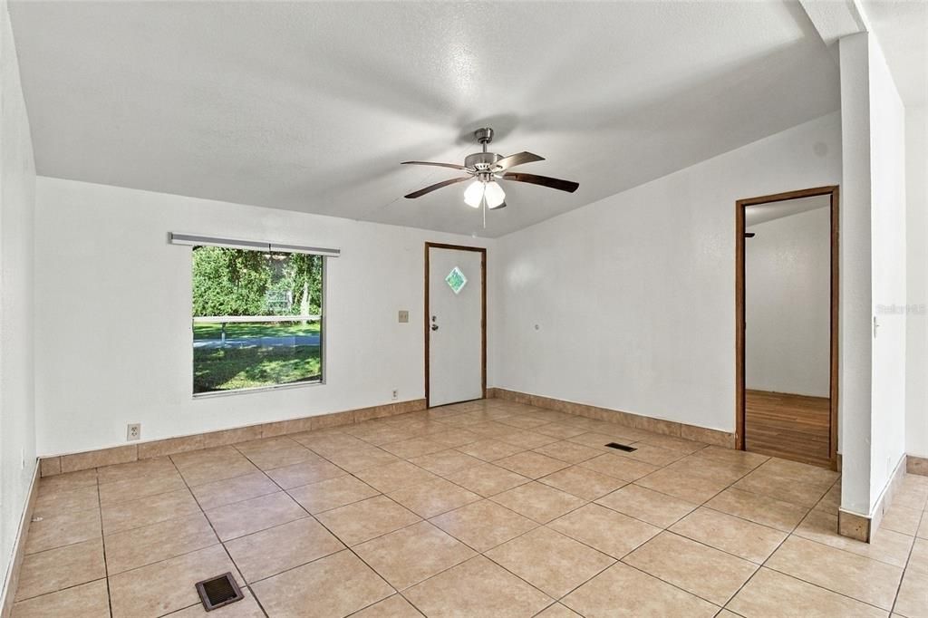 En Venta: $195,000 (3 camas, 2 baños, 936 Pies cuadrados)