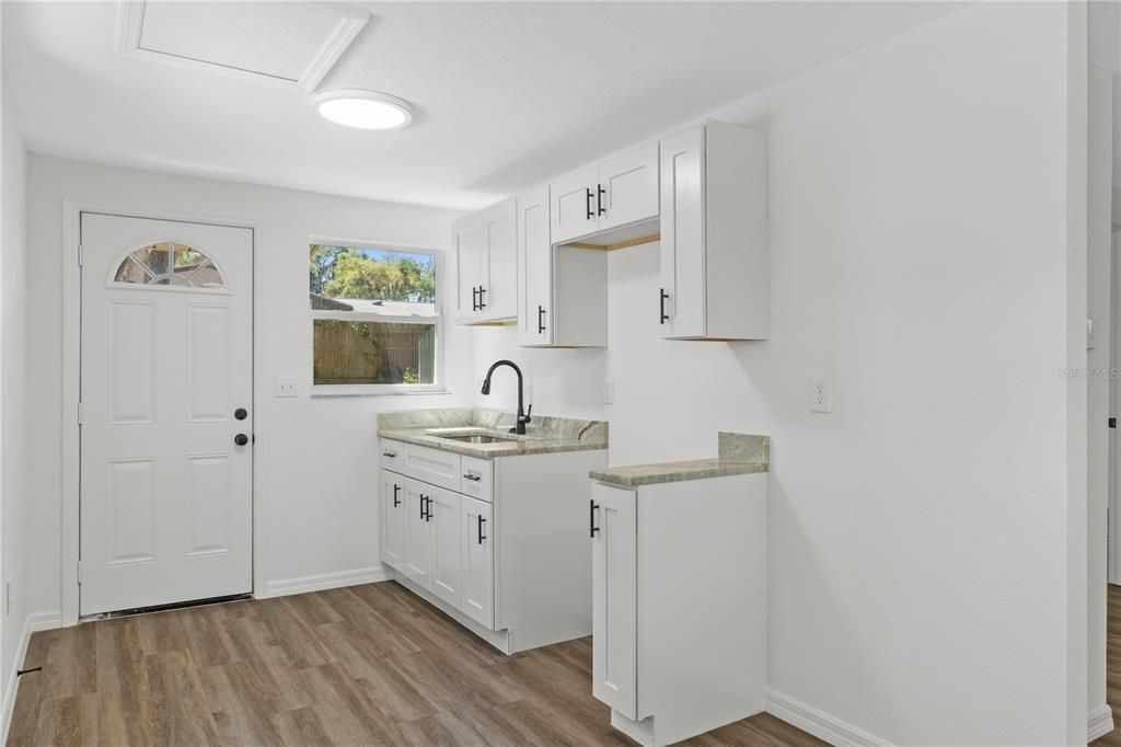 На продажу: $349,999 (2 спален, 1 ванн, 667 Квадратных фут)