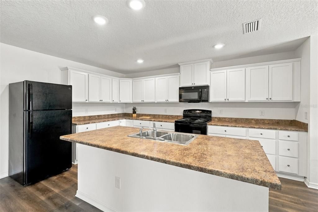 For Sale: $399,000 (3 beds, 2 baths, 1656 Square Feet)