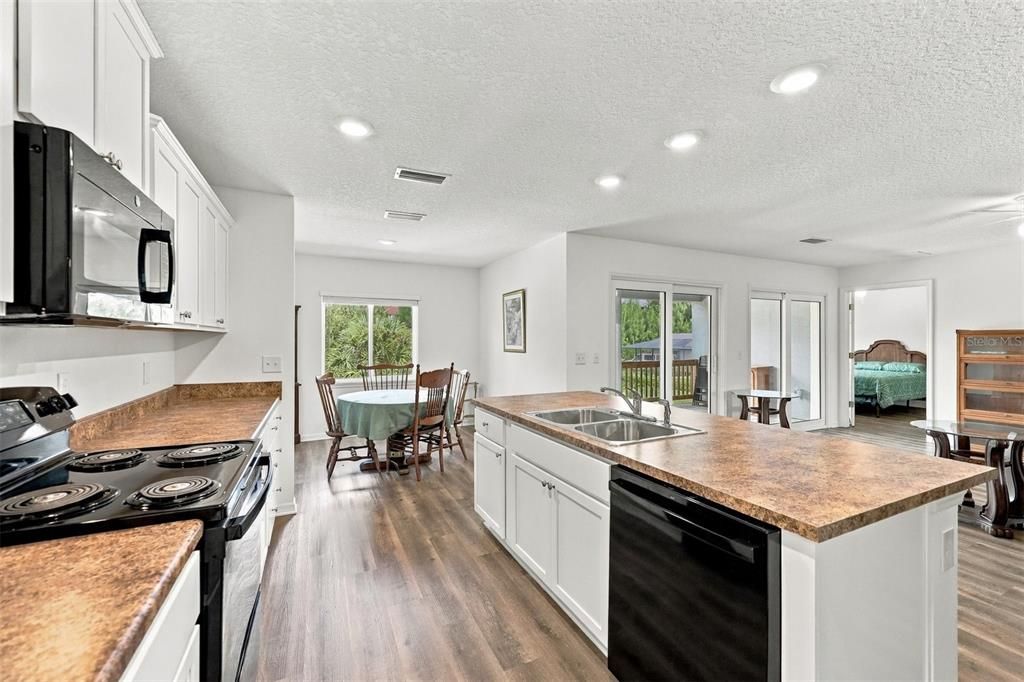 For Sale: $399,000 (3 beds, 2 baths, 1656 Square Feet)