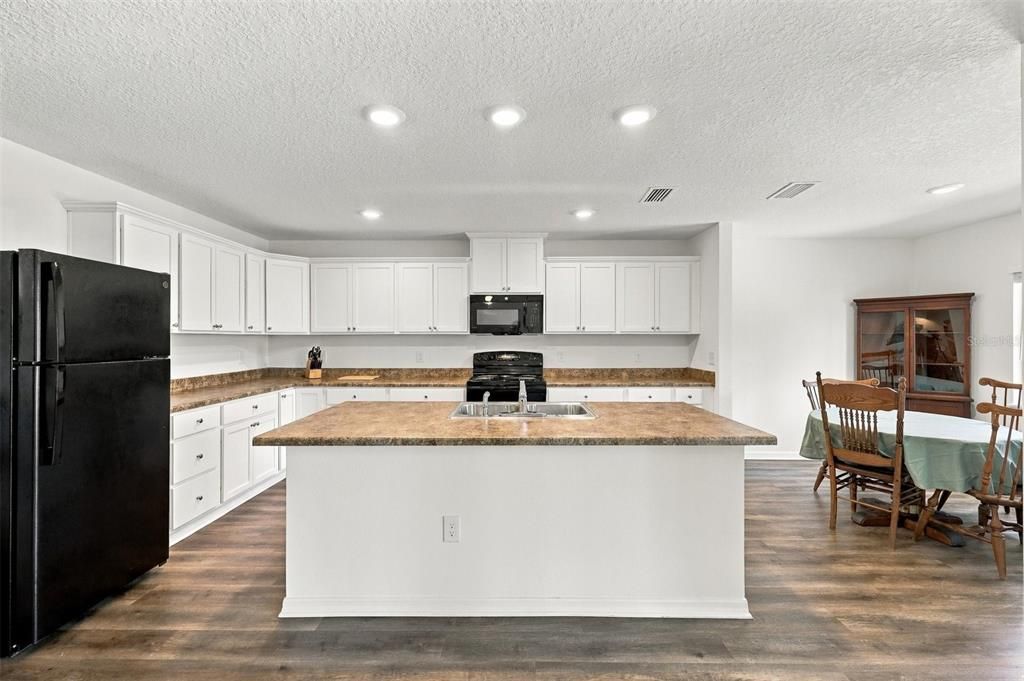 For Sale: $399,000 (3 beds, 2 baths, 1656 Square Feet)
