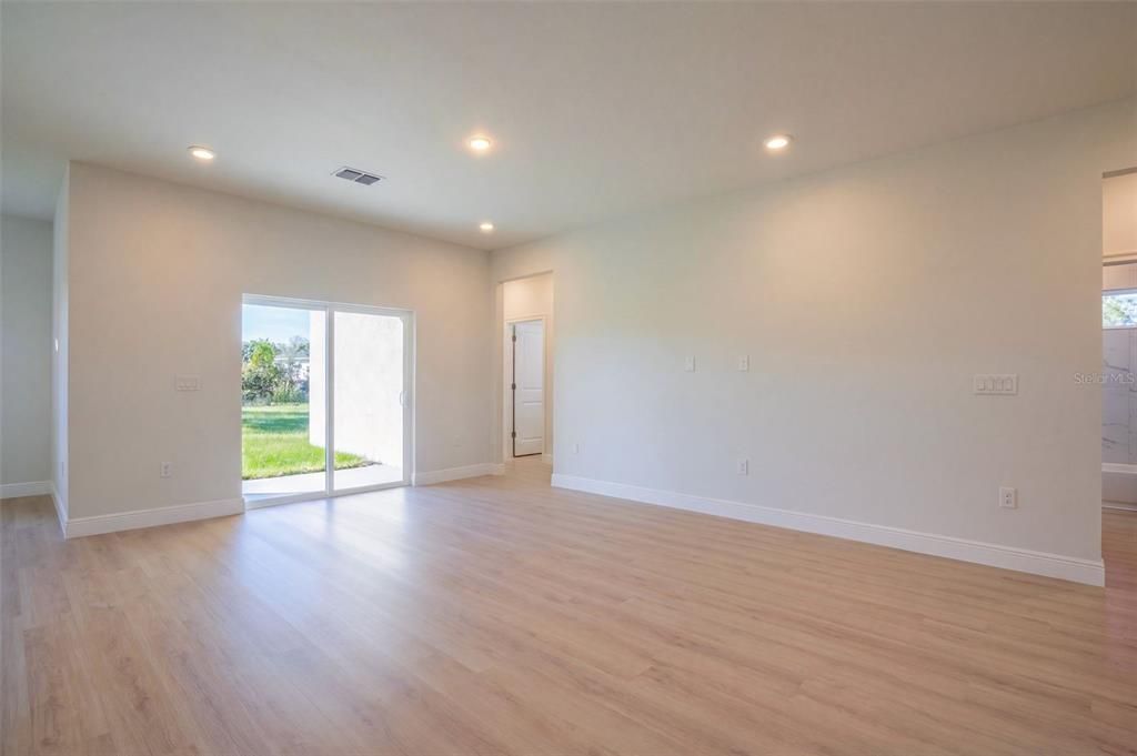 For Sale: $340,000 (4 beds, 3 baths, 1952 Square Feet)