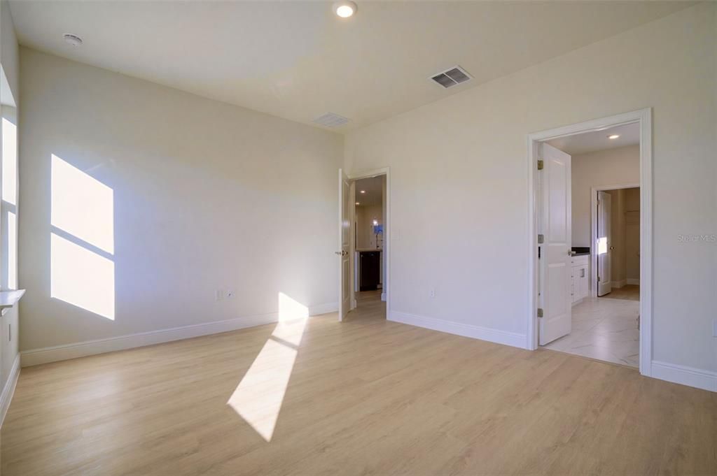 For Sale: $340,000 (4 beds, 3 baths, 1952 Square Feet)