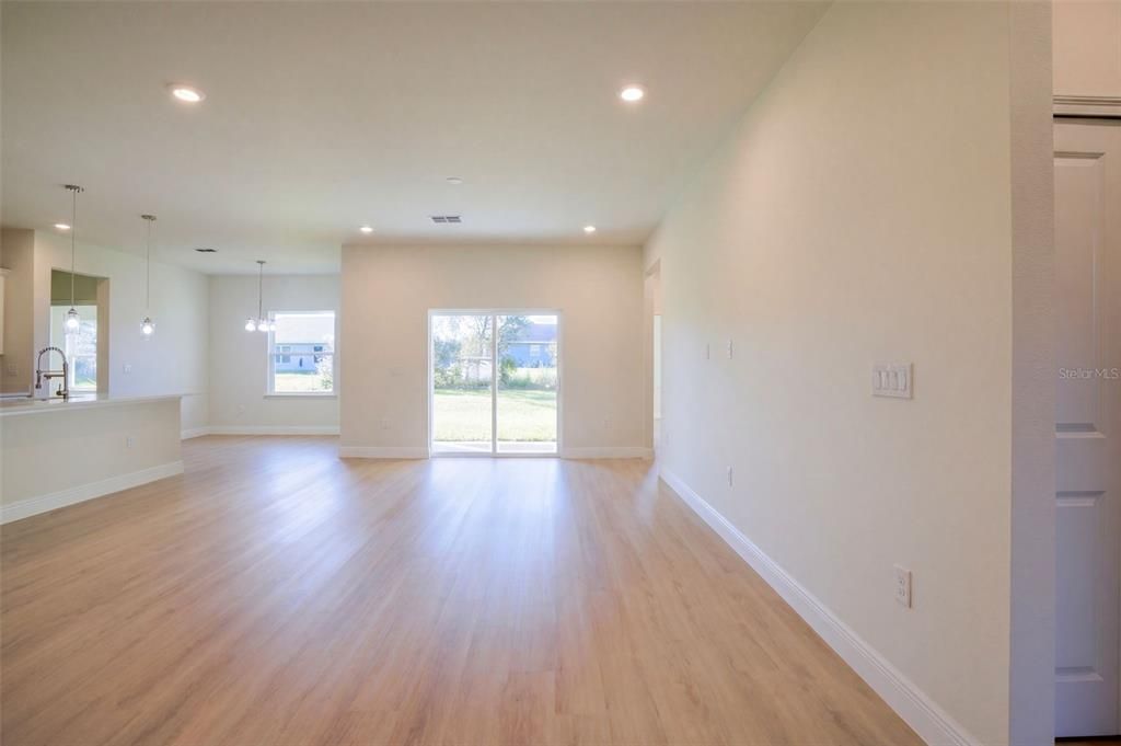 For Sale: $340,000 (4 beds, 3 baths, 1952 Square Feet)
