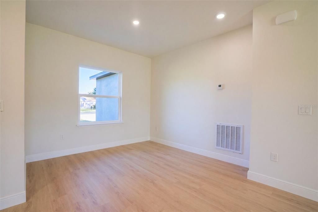 For Sale: $340,000 (4 beds, 3 baths, 1952 Square Feet)