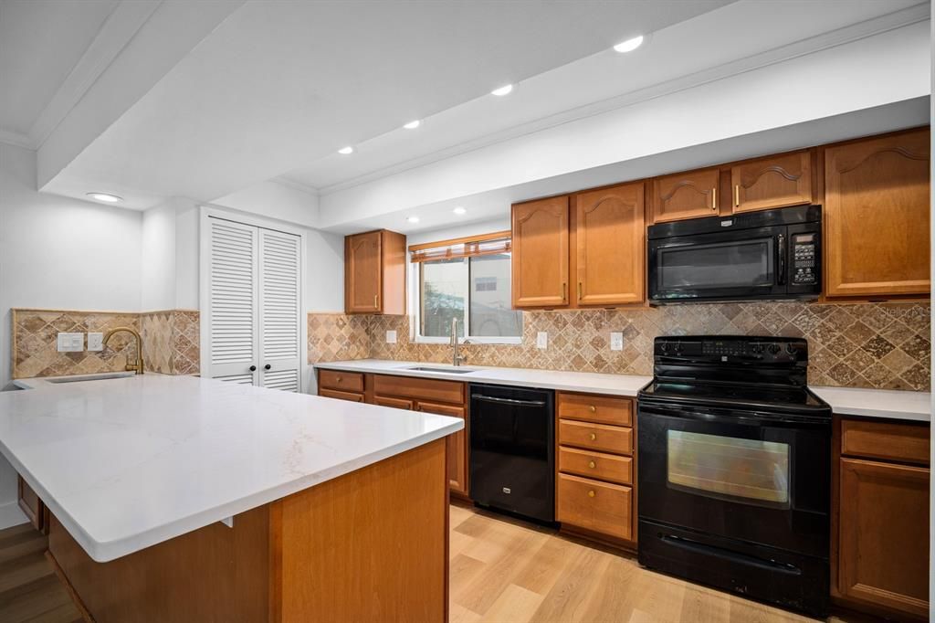 For Sale: $499,900 (2 beds, 2 baths, 1728 Square Feet)