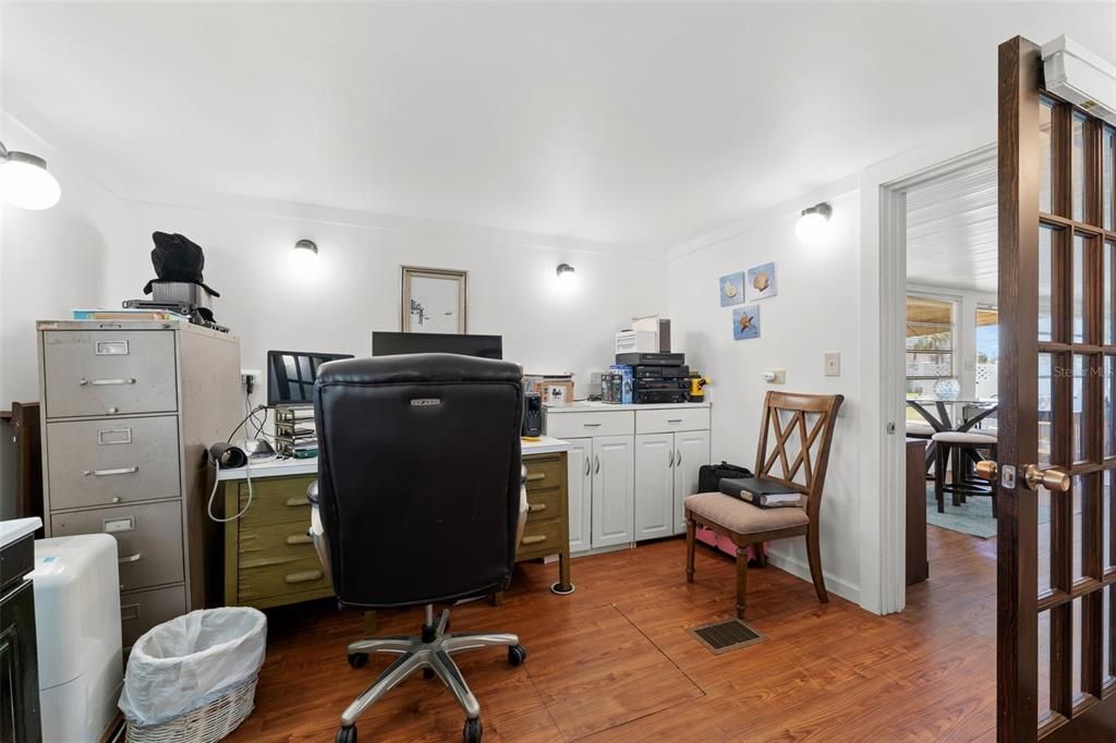На продажу: $299,900 (2 спален, 2 ванн, 1056 Квадратных фут)