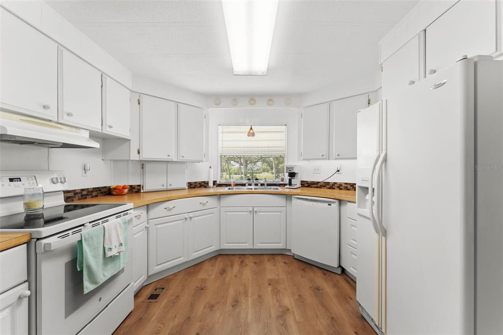 На продажу: $299,900 (2 спален, 2 ванн, 1056 Квадратных фут)