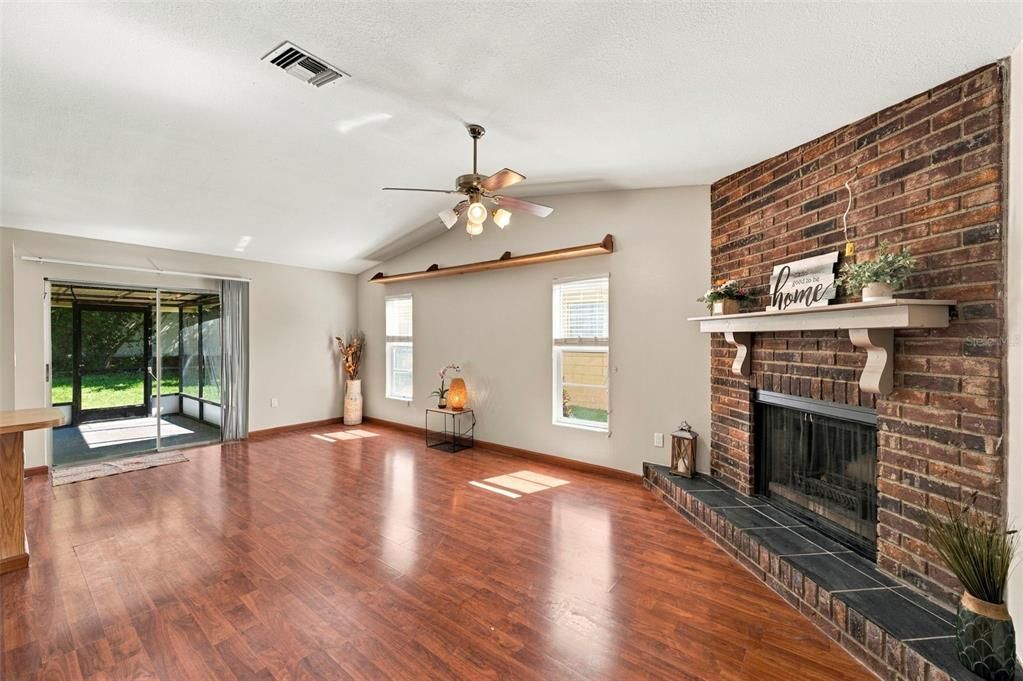 For Sale: $400,000 (3 beds, 2 baths, 1391 Square Feet)