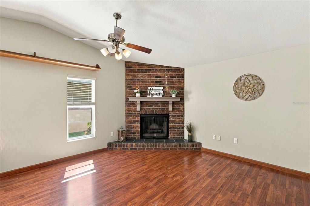 For Sale: $400,000 (3 beds, 2 baths, 1391 Square Feet)