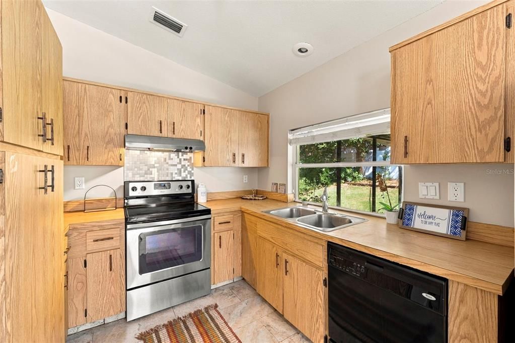 For Sale: $400,000 (3 beds, 2 baths, 1391 Square Feet)