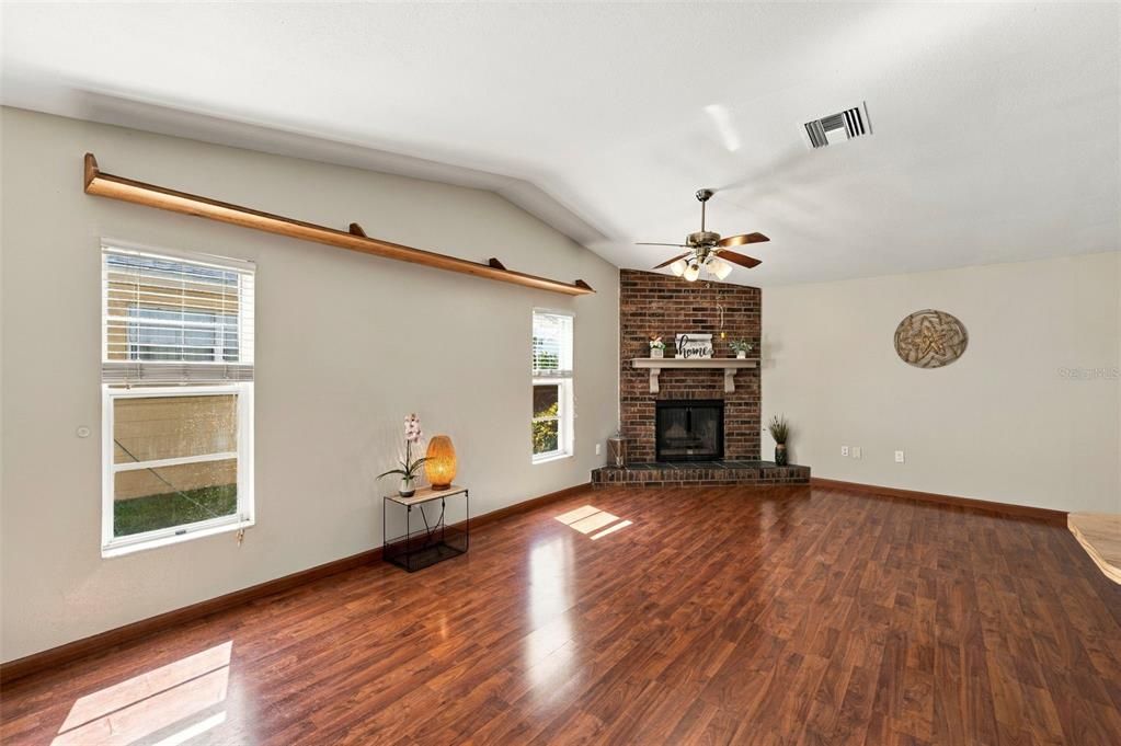 For Sale: $400,000 (3 beds, 2 baths, 1391 Square Feet)