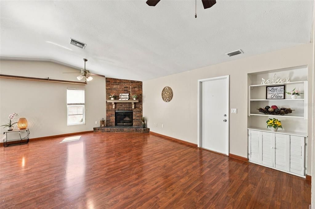 For Sale: $400,000 (3 beds, 2 baths, 1391 Square Feet)