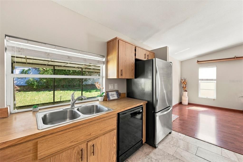 For Sale: $400,000 (3 beds, 2 baths, 1391 Square Feet)