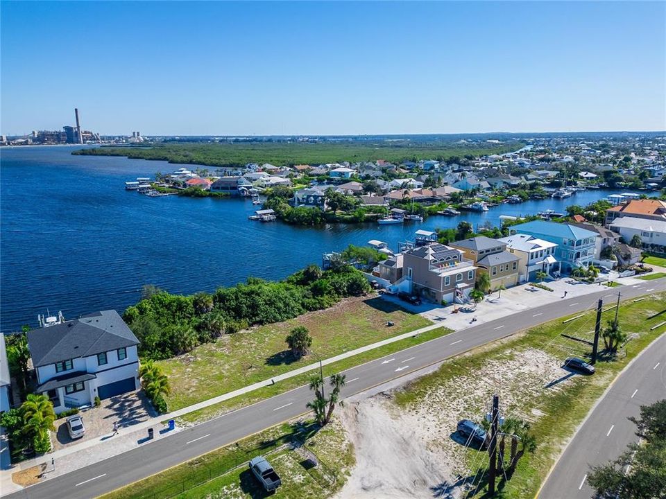 На продажу: $1,250,000 (0.83 acres)