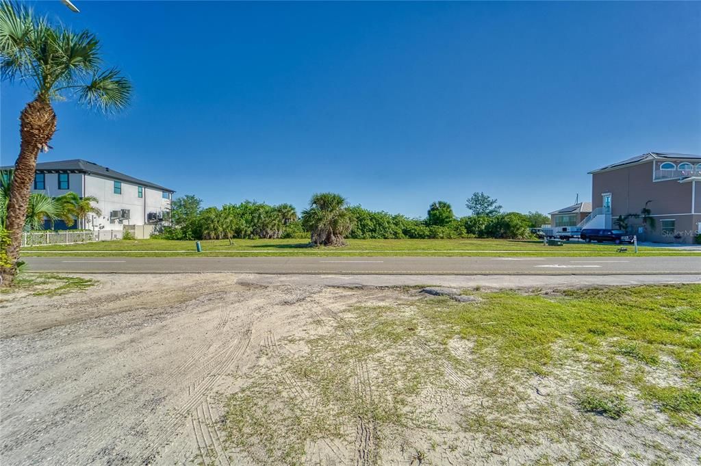 На продажу: $1,250,000 (0.83 acres)