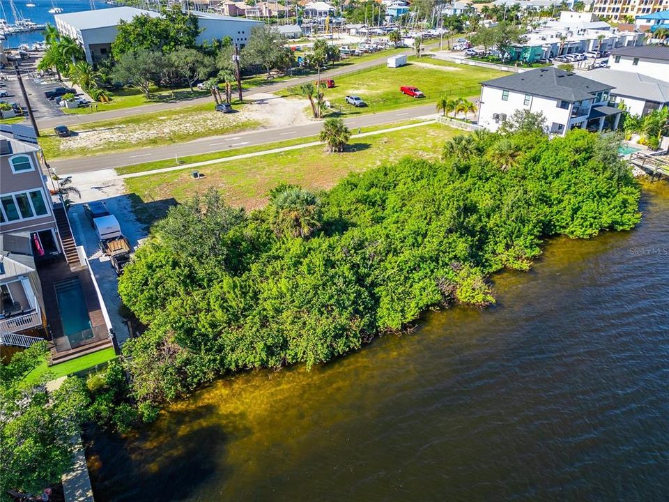 На продажу: $1,250,000 (0.83 acres)