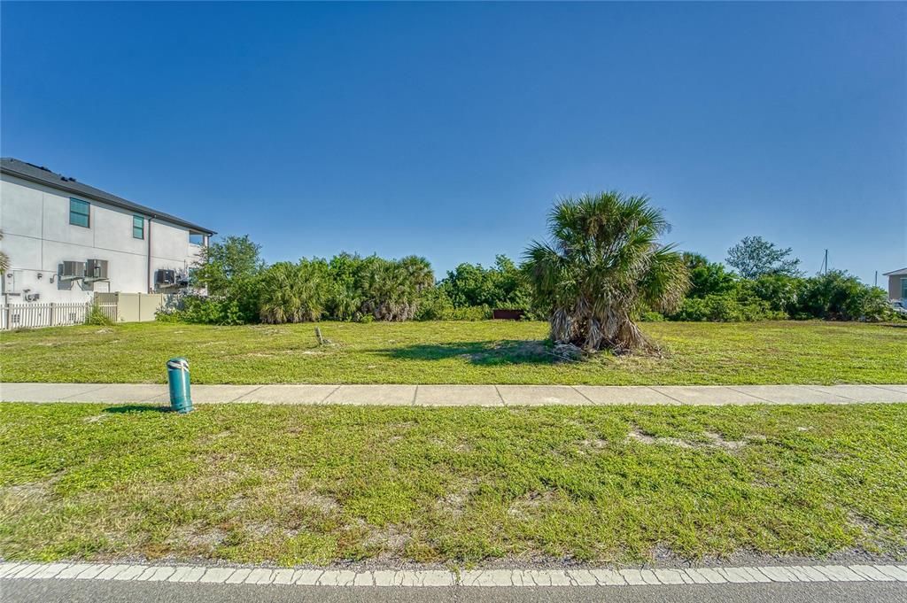 На продажу: $1,250,000 (0.83 acres)
