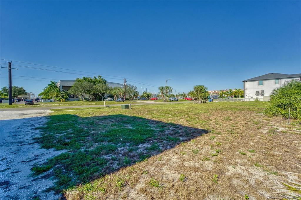 На продажу: $1,250,000 (0.83 acres)
