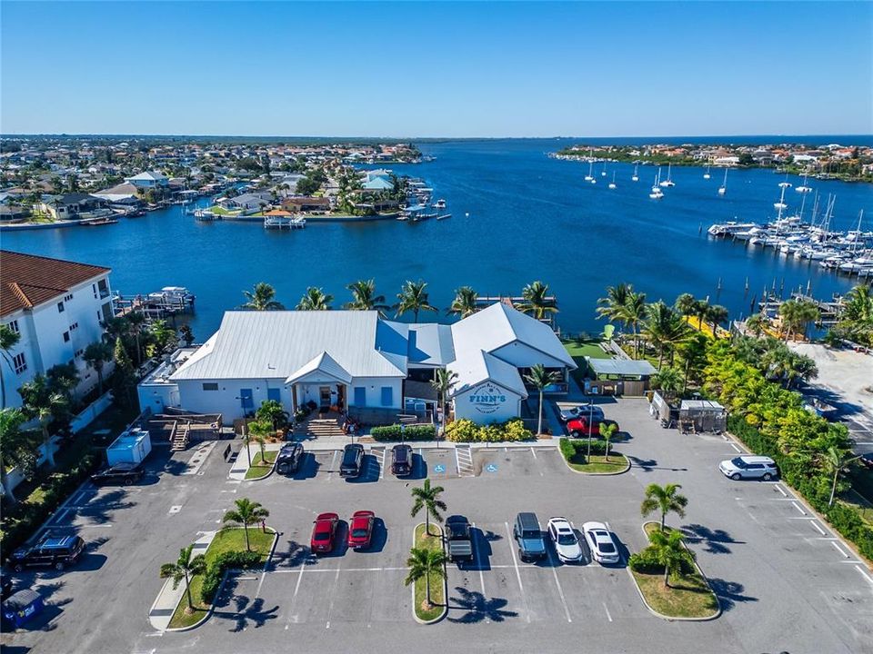 На продажу: $1,250,000 (0.83 acres)