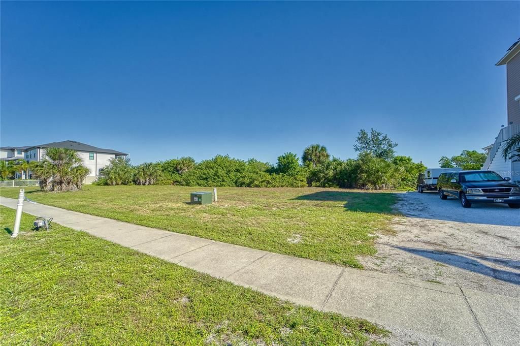 На продажу: $1,250,000 (0.83 acres)