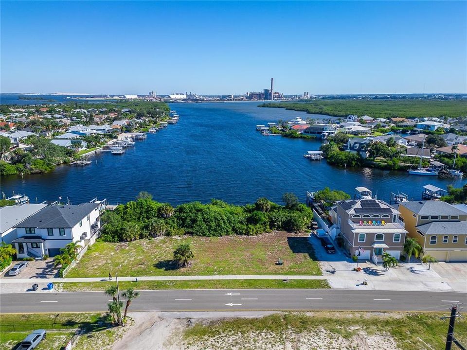 На продажу: $1,250,000 (0.83 acres)