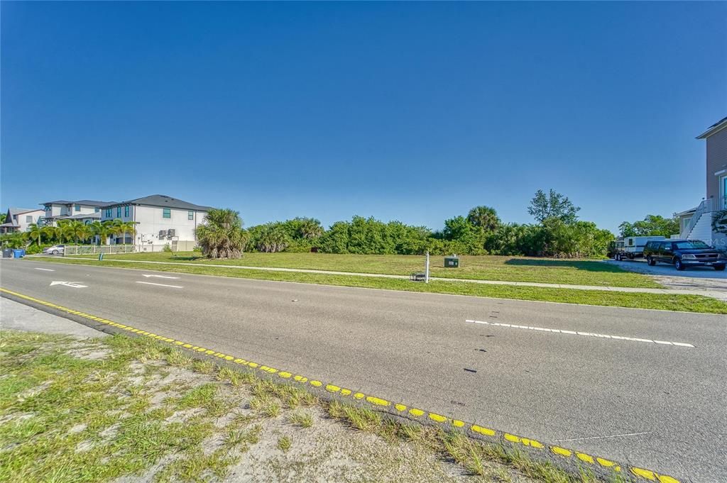 На продажу: $1,250,000 (0.83 acres)