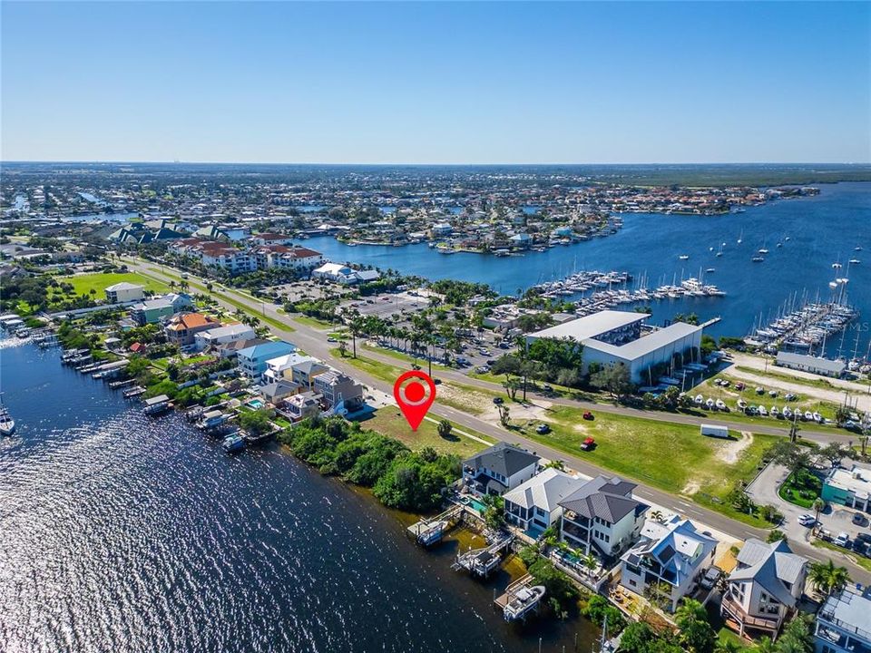 На продажу: $1,250,000 (0.83 acres)