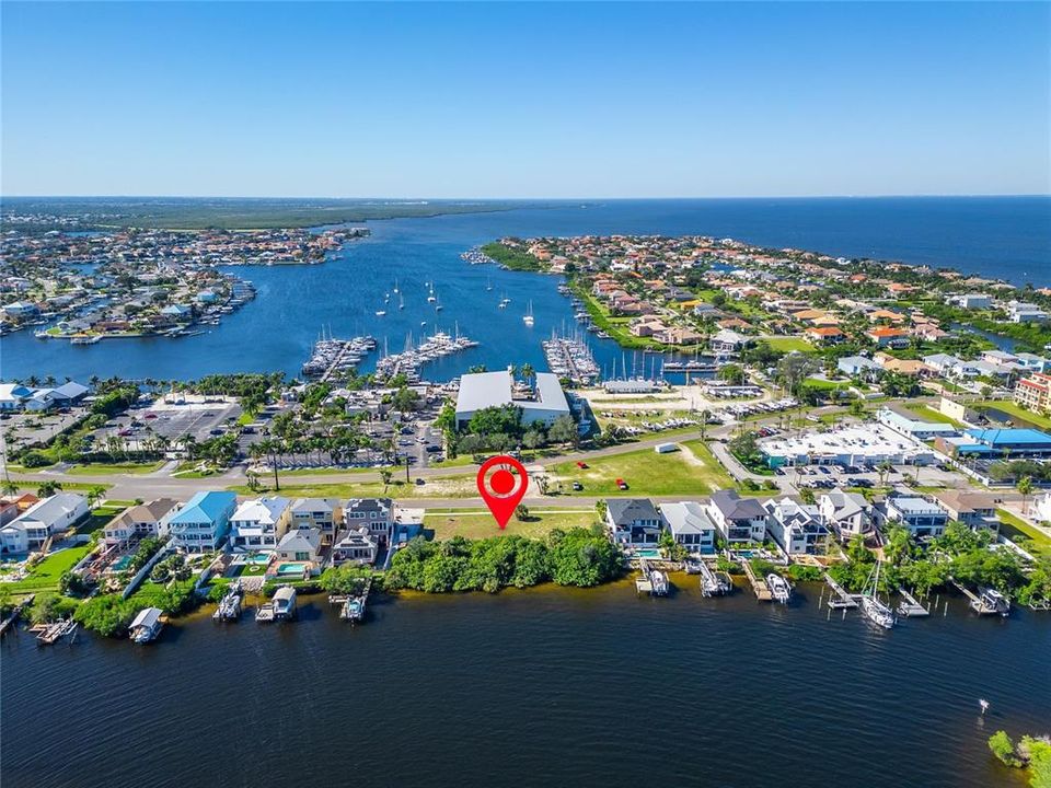 На продажу: $1,250,000 (0.83 acres)