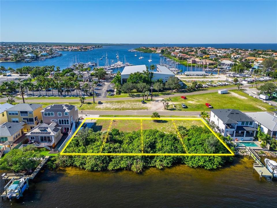 На продажу: $1,250,000 (0.83 acres)
