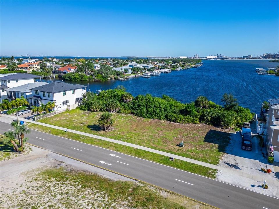На продажу: $1,250,000 (0.83 acres)