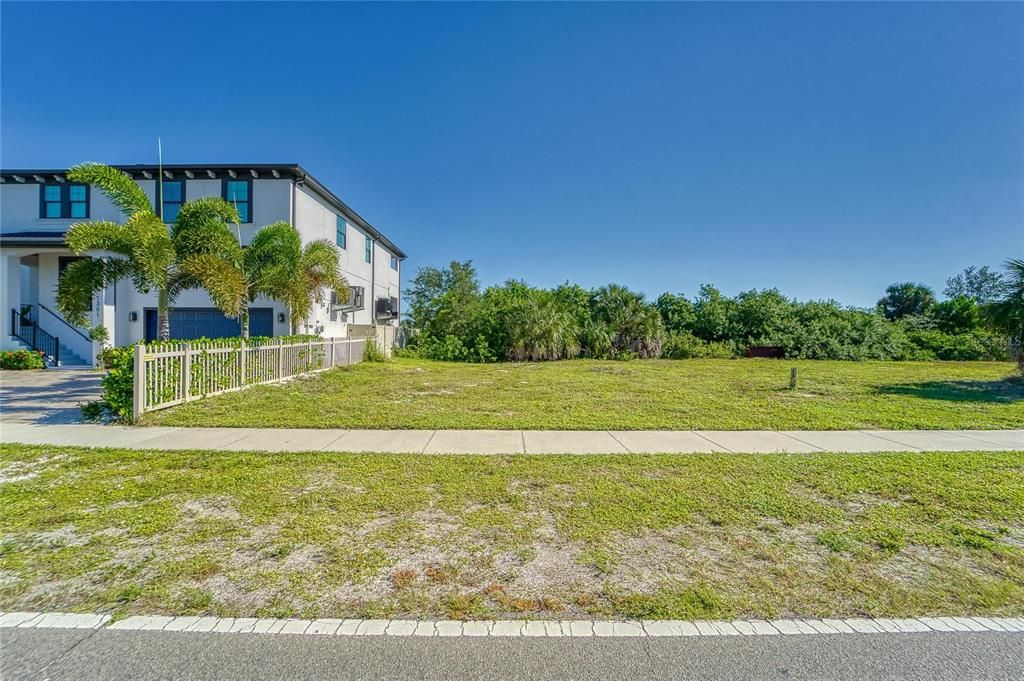 На продажу: $1,250,000 (0.83 acres)