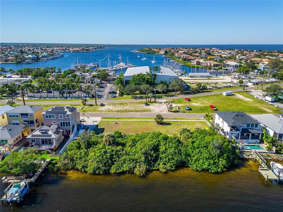 На продажу: $1,250,000 (0.83 acres)