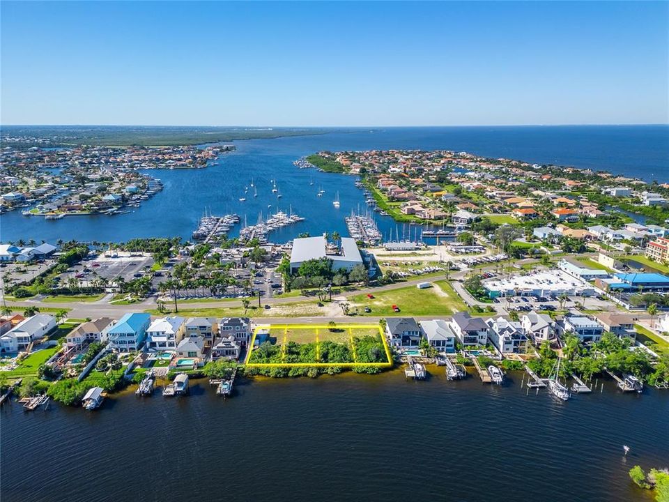 На продажу: $1,250,000 (0.83 acres)
