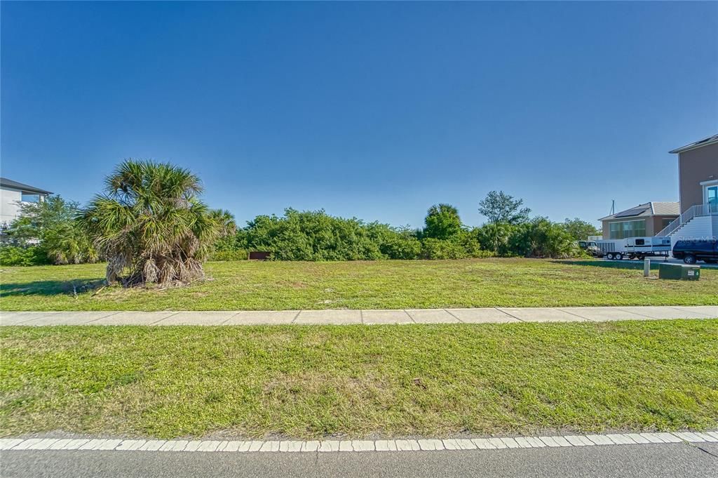 На продажу: $1,250,000 (0.83 acres)