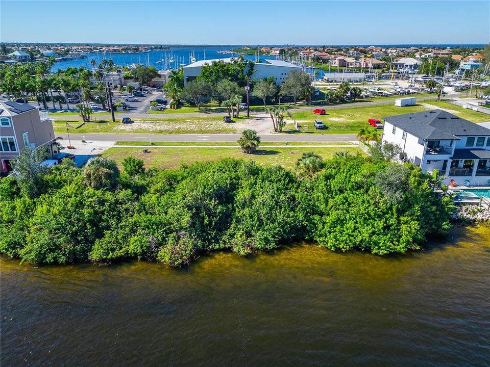 На продажу: $1,250,000 (0.83 acres)