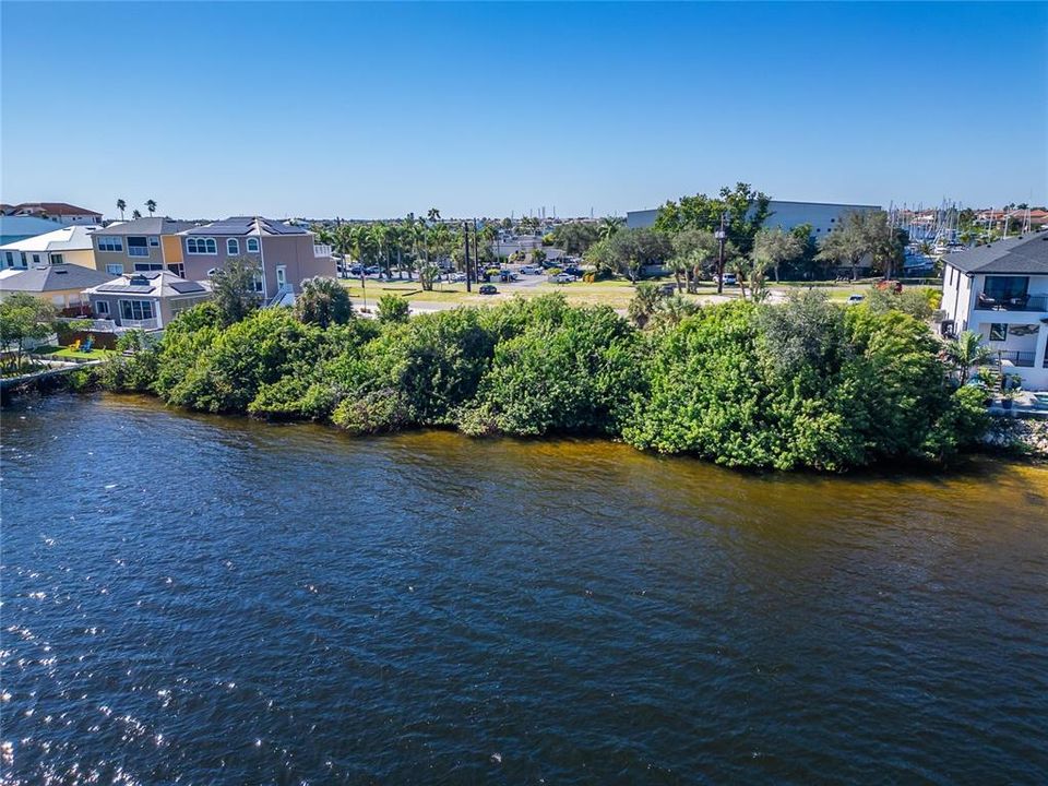 На продажу: $1,250,000 (0.83 acres)
