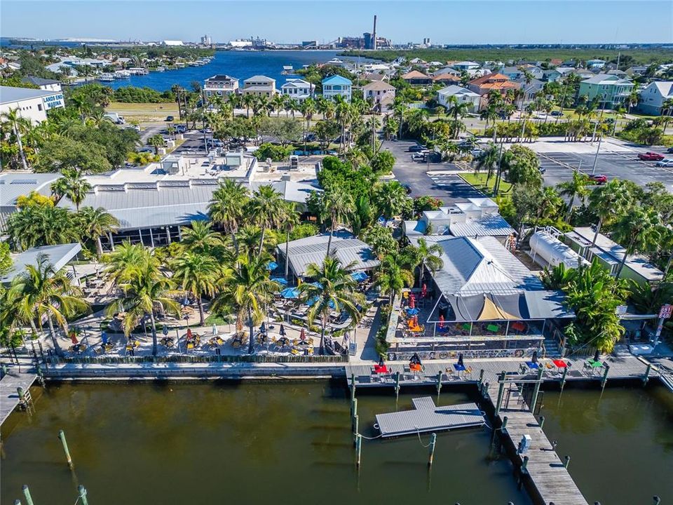 На продажу: $1,250,000 (0.83 acres)