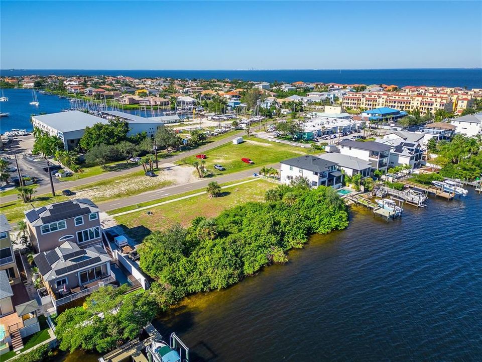 На продажу: $1,250,000 (0.83 acres)